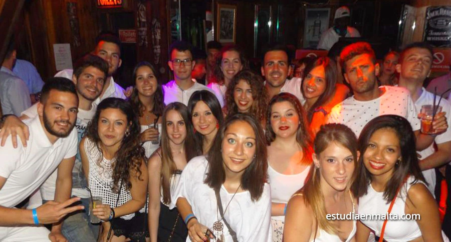 Como é possível estudar inglês e trabalhar ao mesmo tempo em Malta garçonete garçom native bar malta trabalhos